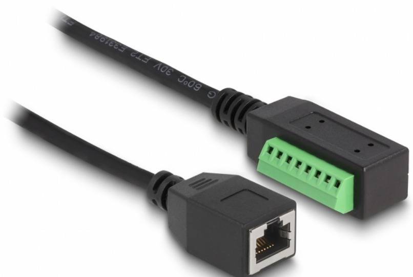 Ein schwarzes Netzwerkkabel mit einem grünen Anschlussadapter und einem RJ45-Stecker, geeignet für Datenübertragung und Netzwerkverbindungen.