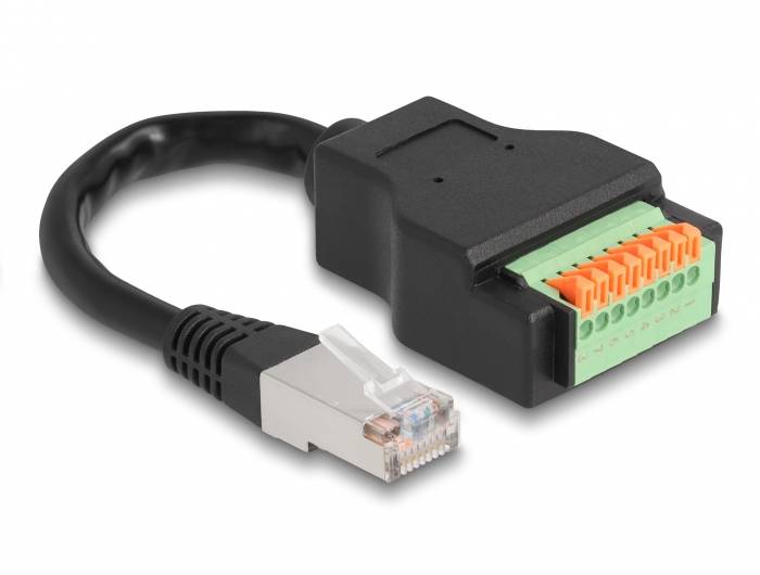 Ein schwarzes Kabel mit einem RJ45-Stecker auf der einen Seite und einem grünen/orangenen Klemmenblock auf der anderen Seite.