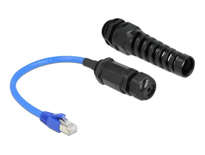 Ein blaues Ethernet-Kabel mit Metallstecker und ein schwarzer Kabelschutzadapter nebeneinander auf weißem Hintergrund.