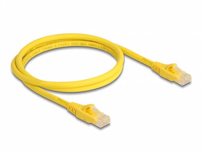 Gelbes Ethernet-Kabel mit zwei RJ45-Steckern, oft für Netzwerkverbindungen verwendet. Liegt auf hellem Hintergrund.