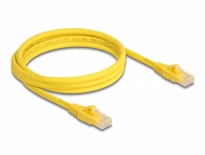 Gelbes Netzwerkkabel mit RJ45-Steckern an beiden Enden, liegt zu einem Kreis formiert auf weißem Hintergrund.