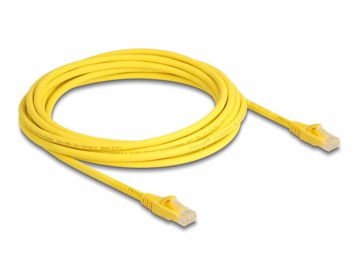 Gelbes Netzwerkkabel mit RJ45-Steckern, aufgerollt auf weißem Hintergrund.