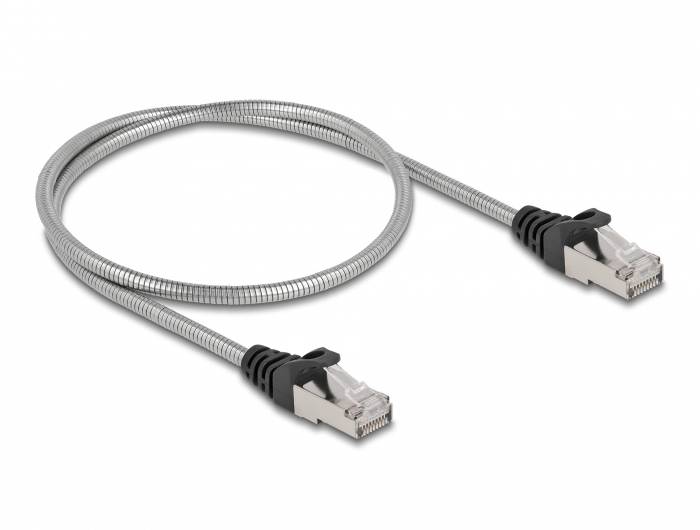 Ein silbernes Ethernet-Kabel mit RJ45-Steckern an beiden Enden, geeignet für Netzwerkverbindungen, auf weißem Hintergrund.