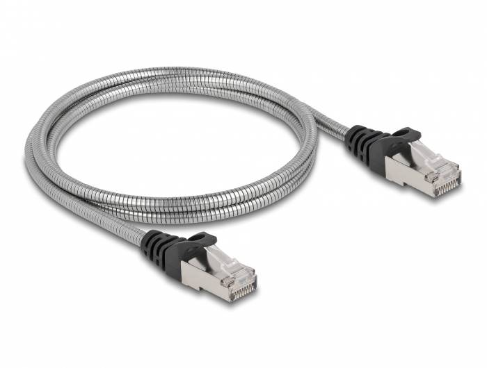 Ein graues Ethernet-Kabel mit Metallummantelung und RJ45-Steckern an beiden Enden, auf hellem Hintergrund liegend.