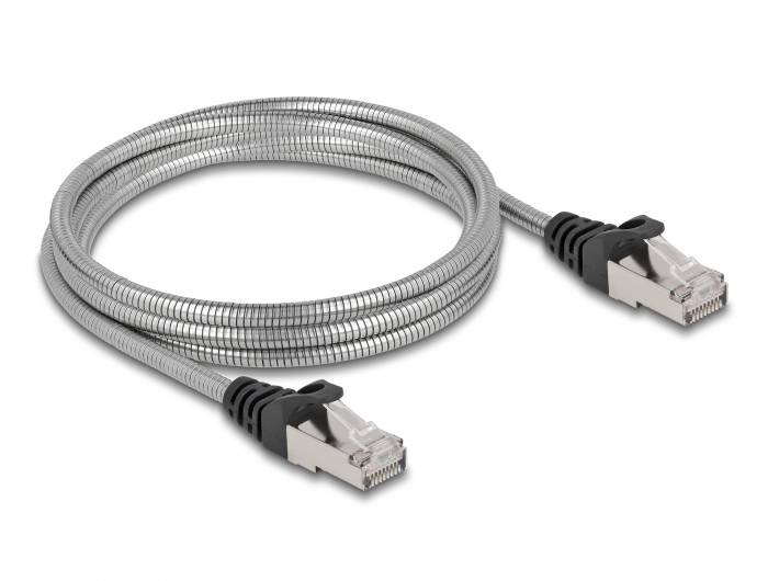 Silberfarbenes Netzwerkkabel mit zwei RJ45-Steckern an den Enden, gezeigt auf weißem Hintergrund.