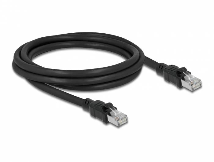 Ein schwarzes Ethernet-Kabel mit zwei RJ45-Steckern. Es wird häufig für die Verbindung von Netzwerkgeräten verwendet.