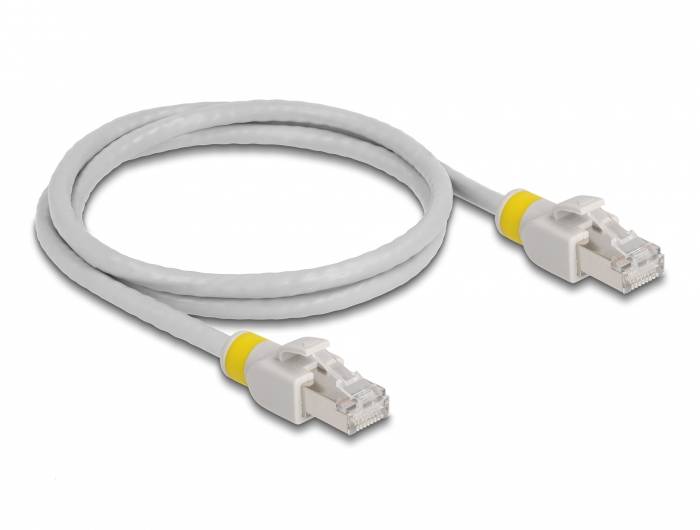 Graues Ethernet-Kabel mit gelber Markierung an beiden Enden, verwendet für Netzwerkverbindungen.