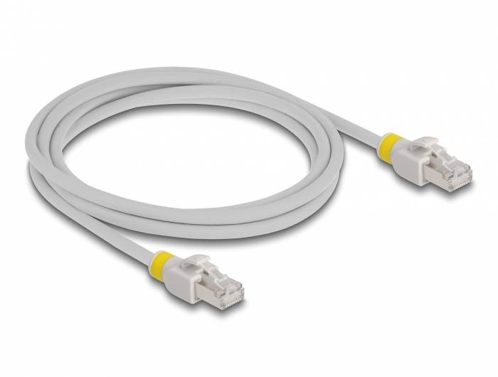 Graues Ethernet-Kabel mit gelben Steckern an beiden Enden, aufgerollt ausgelegt, vor weißem Hintergrund.