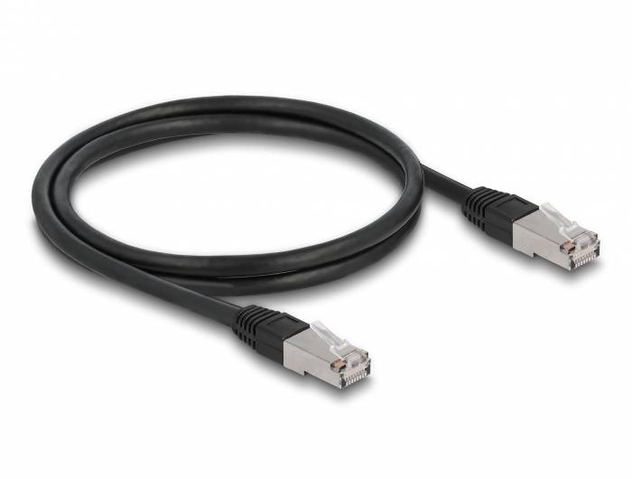 Ein schwarzes Ethernet-Kabel mit Metallsteckern an beiden Enden, verwendet für Netzwerkverbindungen.