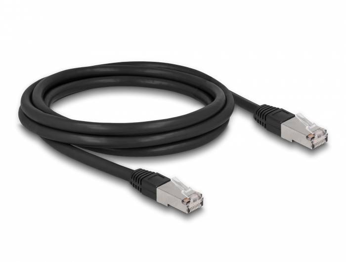 Ein schwarzes Ethernet-Kabel mit zwei RJ45-Steckern an beiden Enden, aufgerollt auf einem weißen Hintergrund.