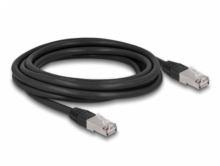 Schwarzes Netzwerkkabel mit RJ45-Steckern an beiden Enden, oft verwendet zur Verbindung von Computern mit Routern oder Switches.
