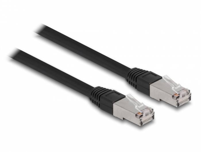 Schwarzes Ethernet-Kabel mit RJ45-Steckern an beiden Enden; geeignet für Netzwerkverbindungen.