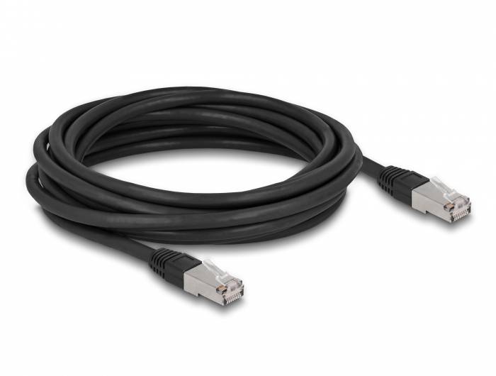 Ein langes schwarzes Ethernet-Kabel mit zwei RJ45-Steckern an den Enden, aufgerollt und bereit zur Verwendung für Netzwerkverbindungen.