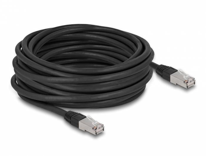 Ein langes schwarzes Ethernet-Kabel, zusammengerollt, mit RJ-45-Steckern an beiden Enden. Wird verwendet für Netzwerkverbindungen.
