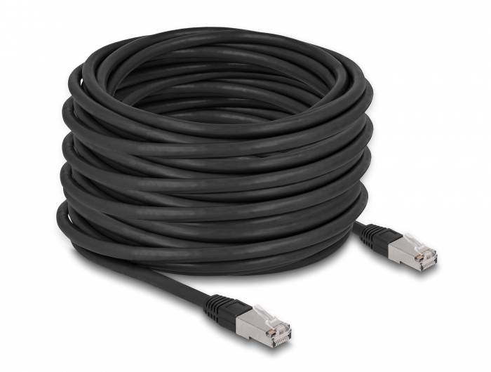 Ein langes, schwarzes Ethernet-Kabel mit angeschlossenen RJ45-Steckern an beiden Enden, aufgerollt und bereit zur Verwendung.