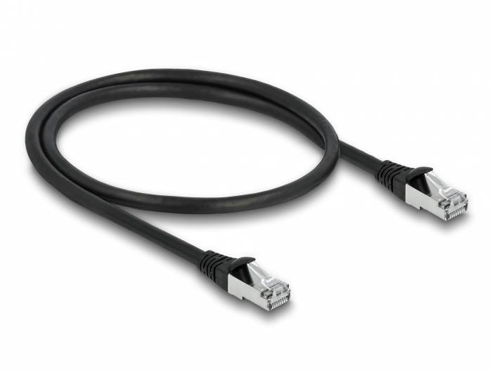 Schwarzes Ethernet-Kabel mit RJ45-Steckern an beiden Enden, zeigt ein typisches Netzwerkkabel für Internet- oder LAN-Verbindungen.