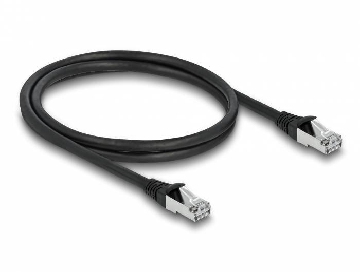 Ein schwarzes Ethernet-Kabel mit zwei RJ45-Steckern, bereit zur Netzwerkverbindung.