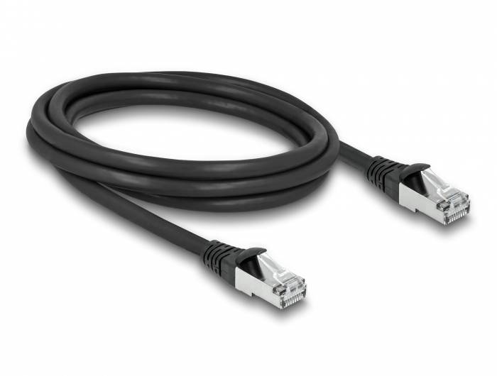 Schwarzes Ethernet-Kabel mit RJ45-Steckern an beiden Enden, aufgerollt auf hellem Hintergrund.