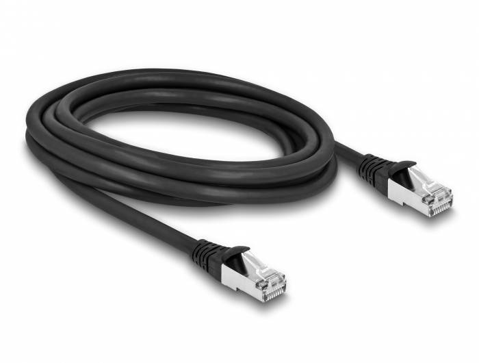 Ein schwarzes Netzwerkkabel mit zwei RJ45-Steckern an den Enden, aufgerollt und auf einem weißen Hintergrund dargestellt.