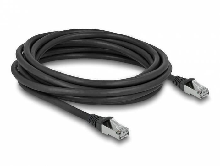 Ein schwarzes Ethernet-Kabel mit zwei RJ45-Steckern an beiden Enden, aufgerollt und bereit zur Verwendung in einer Netzwerkinstallation.