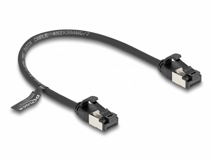 Ein schwarzes Netzwerkkabel mit zwei RJ45-Steckern an den Enden. Das Kabel ist mit 'PATCH CABLE 4x2x30AWG/7' beschriftet.