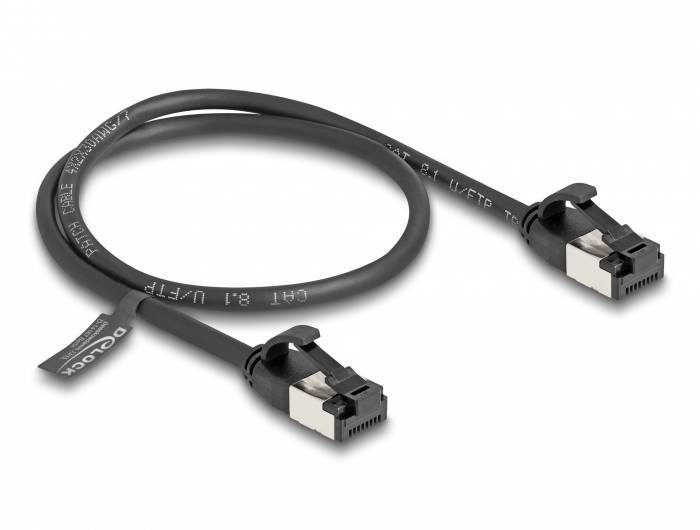 Ein schwarzes Ethernet-Kabel mit RJ45-Steckern an beiden Enden, geeignet für hohe Datenübertragungsraten in Netzwerken.