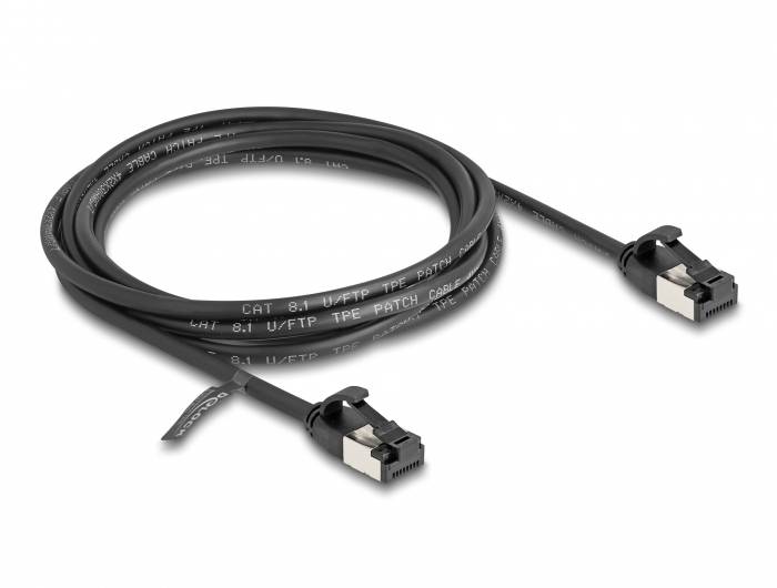Schwarzes Cat 8.1 Ethernet-Kabel mit RJ45-Steckverbindern an beiden Enden, geeignet für Hochgeschwindigkeitsnetzwerke.