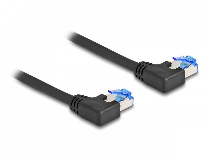 Zwei Netzwerkkabel mit abgewinkelten RJ45-Steckern, die nebeneinander auf weißem Hintergrund liegen, geeignet für enge Räume.