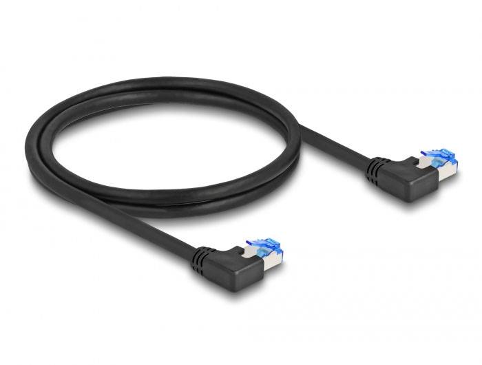 Schwarzes Netzwerkkabel mit zwei abgewinkelten RJ-45-Steckern an den Enden, geeignet für geschützte Anschlüsse in engen Räumen.