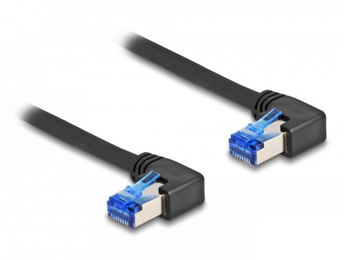 Ein schwarzes Ethernet-Kabel mit zwei rechtwinkligen Steckern und blauen Verriegelungen, geeignet für enge Räume oder Ecken.