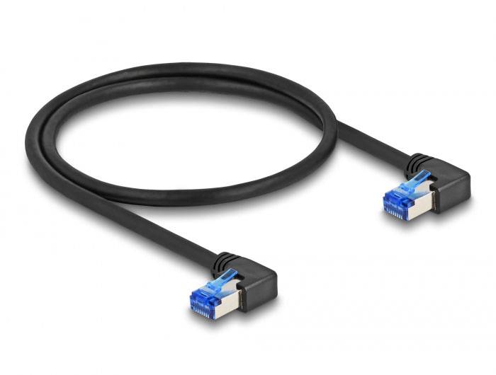 Schwarzes Ethernet-Kabel mit zwei blauen RJ45-Steckern, einer davon rechtwinklig abgewinkelt, auf weißem Hintergrund.