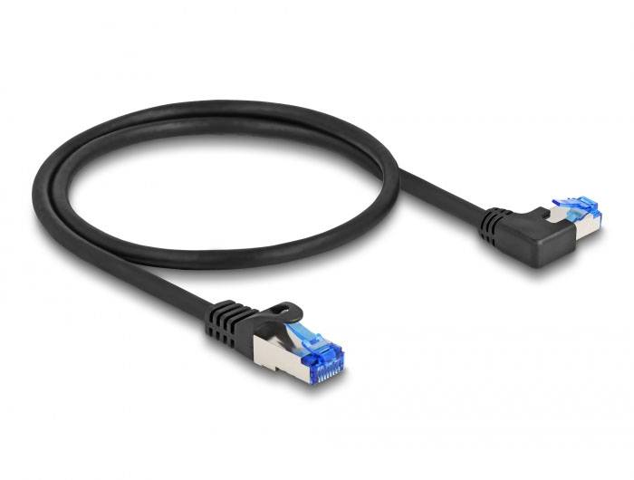 Ethernetkabel mit zwei RJ45-Steckern, einer Standard, der andere im 90-Grad-Winkel, auf einer weißen Oberfläche.
