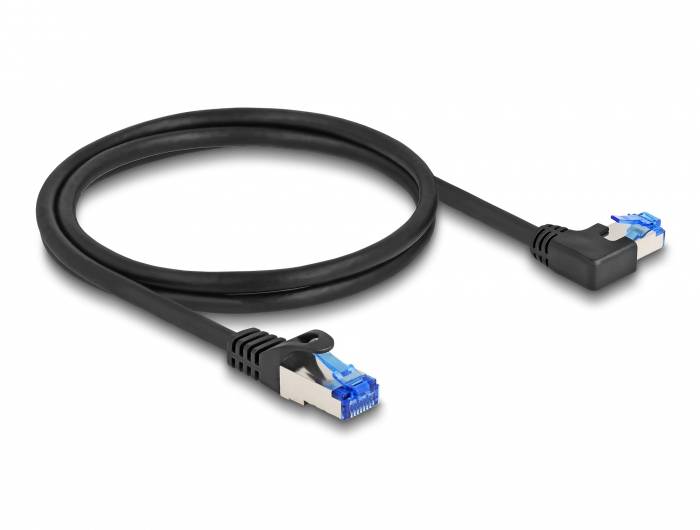 Netzwerkkabel mit RJ45-Steckern, einer gerade und einer im rechten Winkel. Geeignet für enge Platzierungen nahe der Wand oder Möbel.