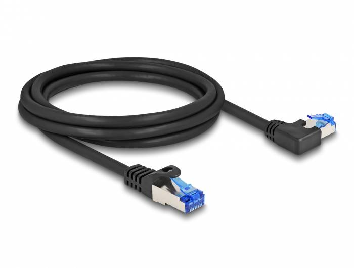 Schwarzes Ethernet-Kabel mit RJ45-Steckern, einer gewinkelt, vor weißem Hintergrund.