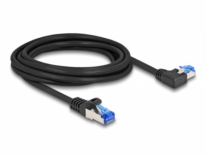 Ein schwarzes Ethernet-Kabel mit RJ45-Steckern an beiden Enden, eines gerade und das andere um 90 Grad gebogen, liegt aufgerollt.
