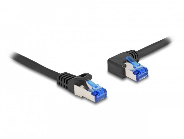 Zwei schwarze Ethernet-Kabel mit blauen RJ45-Steckern liegen nebeneinander auf einem weißen Hintergrund.