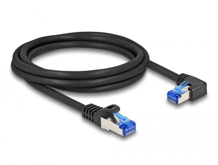 Schwarzes Ethernet-Kabel mit blauen RJ45-Steckern, einer davon in einem rechten Winkel gebogen.