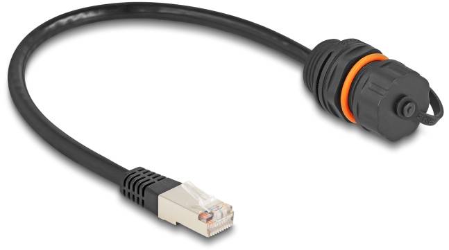 Ein schwarzes Ethernet-Kabel mit einem gewellten Schutzende und einem orangefarbenen Dichtungsring, verbunden mit einem Standardstecker.