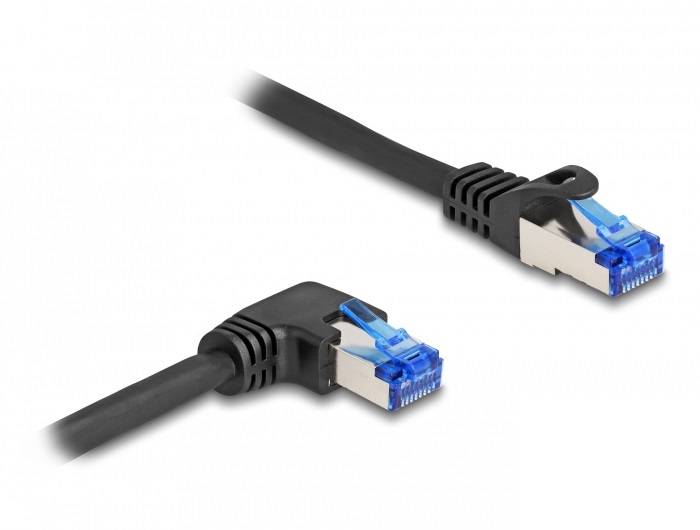 Zwei schwarze Ethernet-Kabel mit blauen Steckern. Das linke Kabel hat einen rechten Winkel am Stecker, ideal für enge Räume.