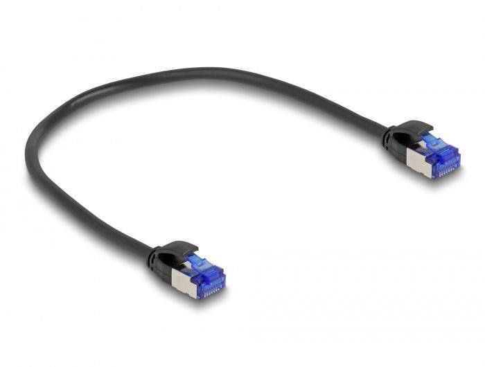 Ein schwarzes Ethernet-Netzwerkkabel mit blauen RJ-45-Steckern an beiden Enden, auf einem weißen Hintergrund gezeigt.