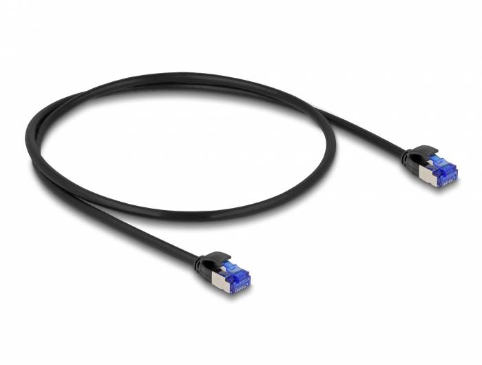 Ein schwarzes Ethernet-Kabel mit blauen Steckern an beiden Enden, das zur Netzwerkverbindung verwendet wird.