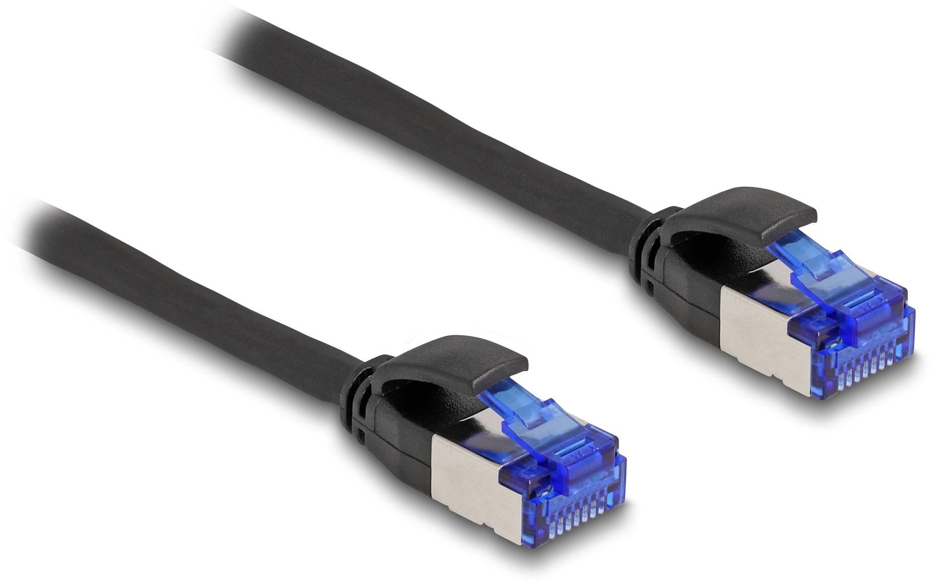 Zwei schwarze Ethernet-Kabel mit blauen Steckern, bereit für Netzwerkverbindungen.