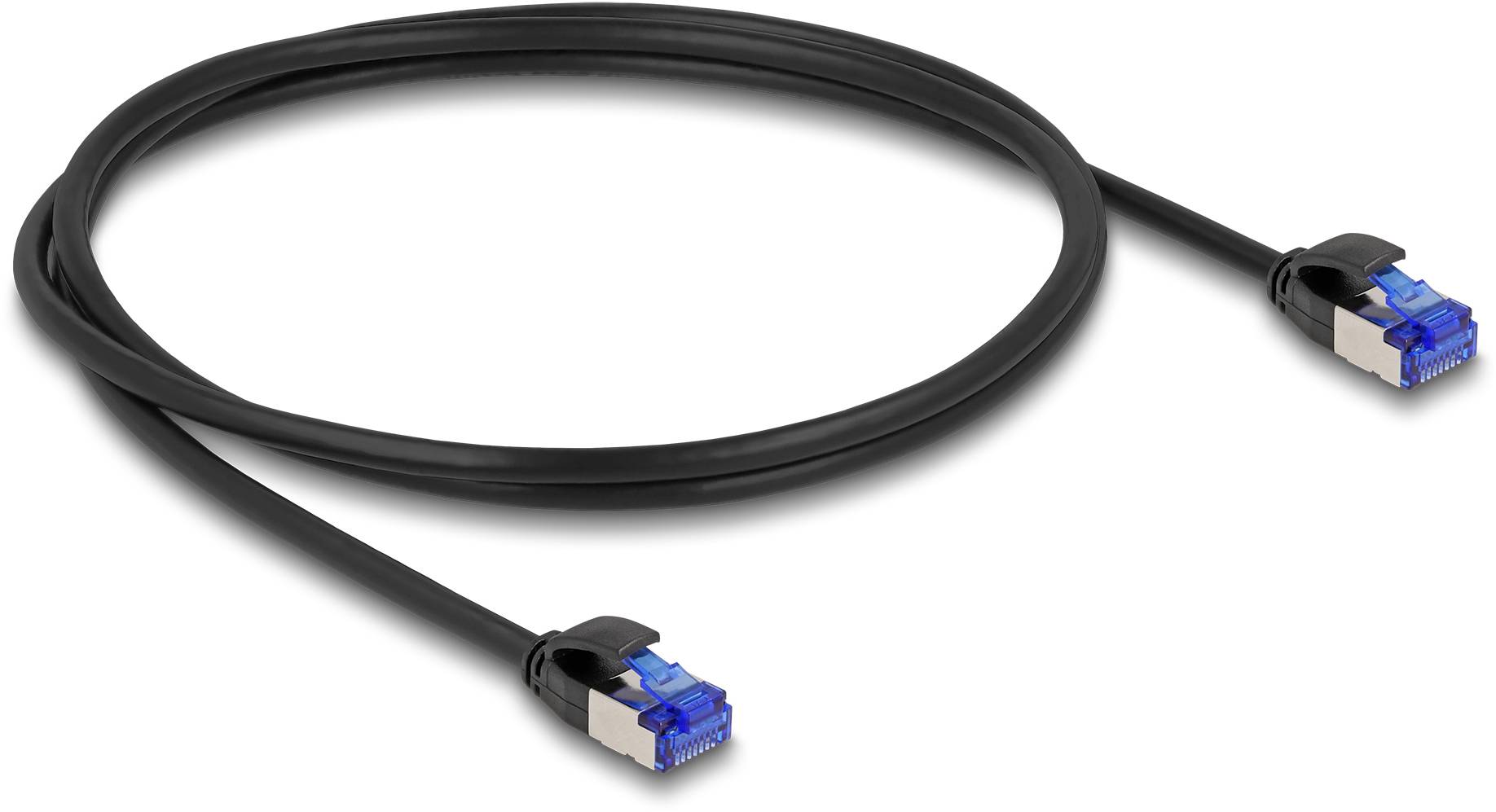 Schwarzes Ethernet-Kabel mit blauen Steckverbindern an jedem Ende, verwendet für Netzwerkverbindungen.