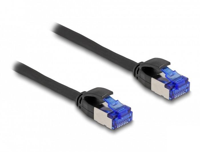 Zwei schwarze Ethernet-Kabel mit blauen Steckern liegen nebeneinander. Sie sind für die Netzwerkverbindung in Computernetzwerken gedacht.