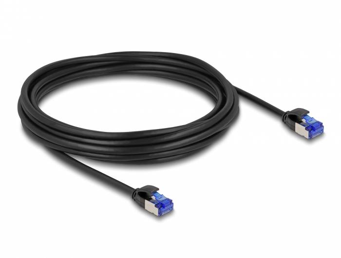 Ein schwarzes Ethernet-Kabel mit blauen Steckern an beiden Enden, liegt bis auf die Stecker komplett eingerollt auf einem weißen Hintergrund.