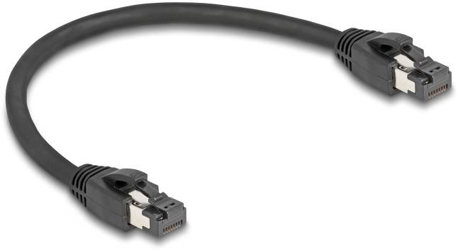 Ein schwarzes Ethernet-Kabel mit RJ45-Steckern an beiden Enden, auf einem weißen Hintergrund.