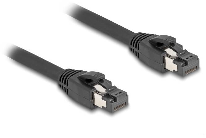 Zwei schwarze Ethernet-Kabel mit Metalldetaiils zeigen die Steckerenden, bereit zur Verbindung in einem Netzwerk.