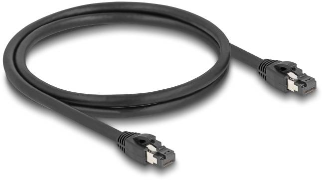 Schwarzes, rundes Ethernet-Kabel mit zwei RJ45-Steckern an beiden Enden; geeignet für Netzwerkverbindungen.