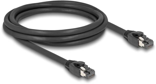 Schwarzes Ethernet-Kabel mit zwei RJ45-Steckern, aufgerollt auf hellem Hintergrund. Ideal für Netzwerkverbindungen.