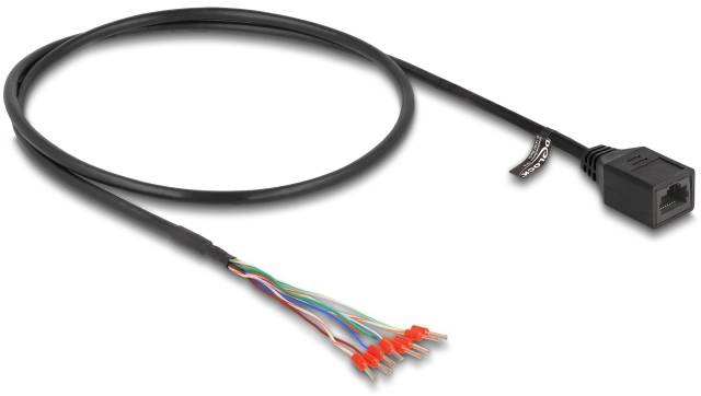 Ein schwarzes Netzwerkkabel mit offenen farbigen Drähten an einem Ende und einem RJ45-Stecker am anderen.